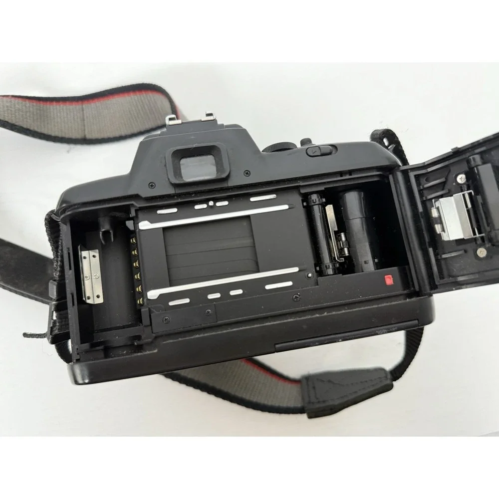 NIKON N5005 35mm SLR FILM CAMERA with AF‎ Nikkor 35-70mm f3.3-4.5 Lens Cap Strap